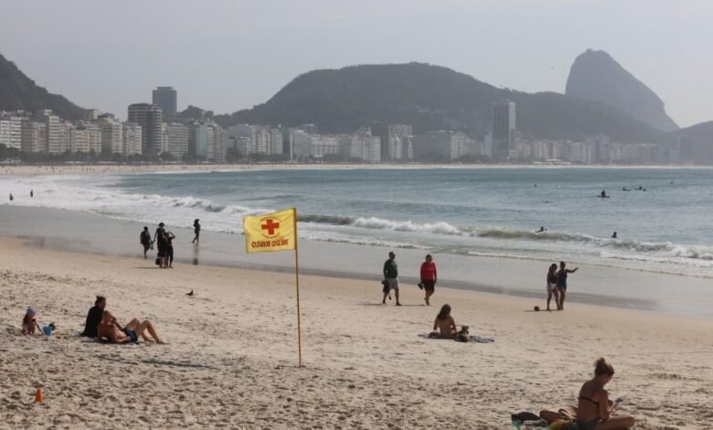Frente fria muda o tempo e traz chuva ao Rio; praticantes de stand up paddle são arrastados por vento em Copacabana