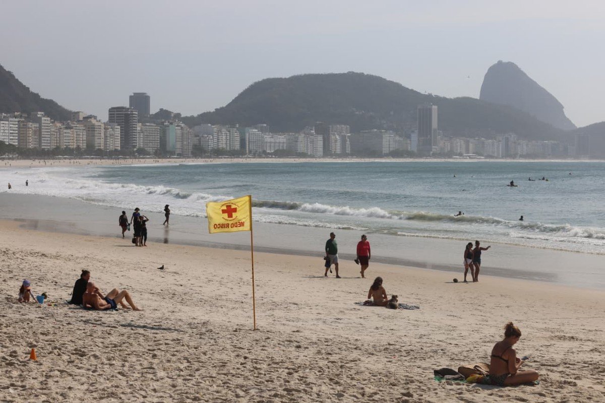 Frente fria muda o tempo e traz chuva ao Rio; praticantes de stand up paddle são arrastados por vento em Copacabana