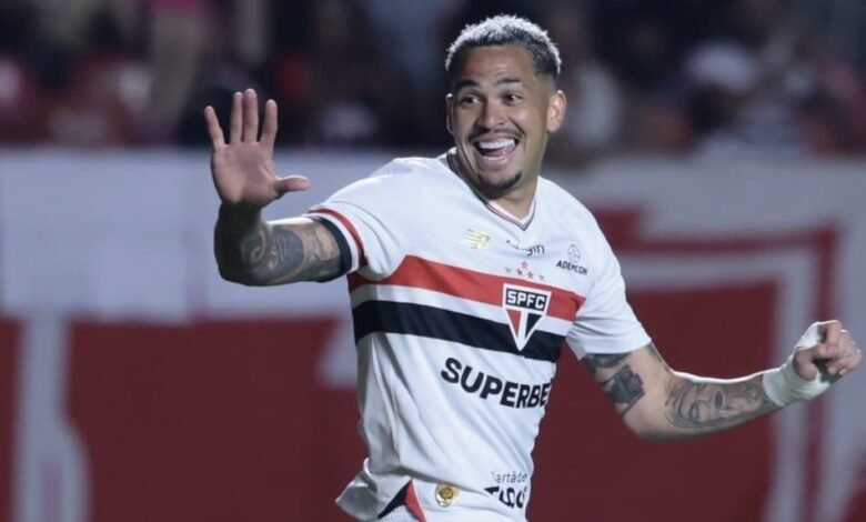 Luciano vestido com a camisa do São Paulo, comemorando um gol com expressão de alegria, mostrando seu potencial para se tornar um ídolo do clube.