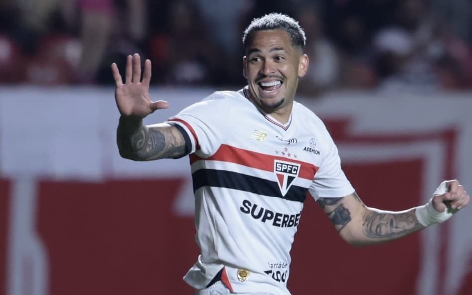 Luciano vestido com a camisa do São Paulo, comemorando um gol com expressão de alegria, mostrando seu potencial para se tornar um ídolo do clube.