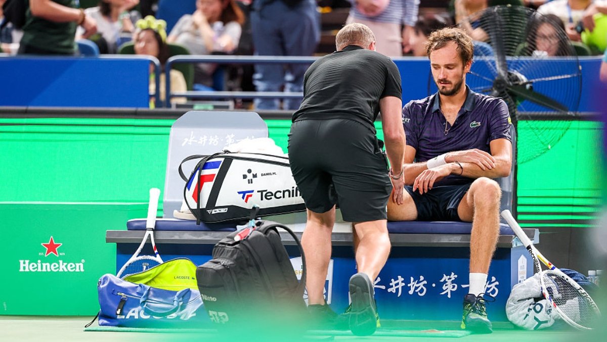 Daniil Medvedev Cramped So Badly He Asked Ballgirl To Take Off His Shirt For Him