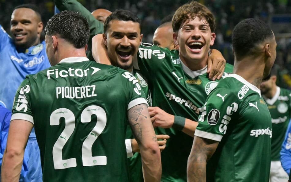 Palmeiras realiza uma virada histórica contra a LDU e garante vaga na final da Copa Libertadores, destacando-se no futebol sul-americano.