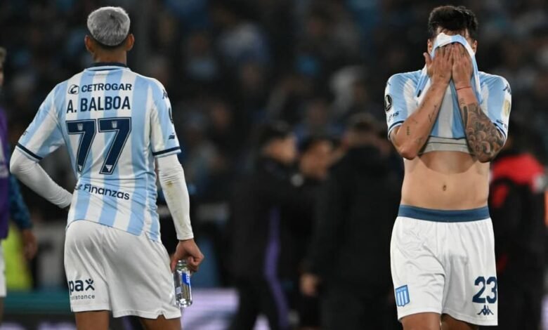 Jogadores do Racing Club refletem após eliminação na Copa Libertadores, destacando jejum de conquistas da Argentina na competição.