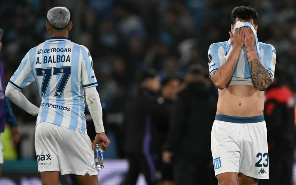 Jogadores do Racing Club refletem após eliminação na Copa Libertadores, destacando jejum de conquistas da Argentina na competição.