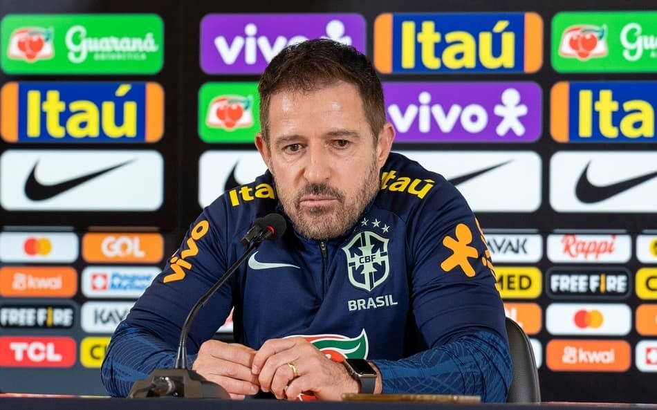Ramon Menezes é removido do cargo de treinador da Seleção Brasileira Sub-20, destacando uma mudança significativa na equipe técnica.