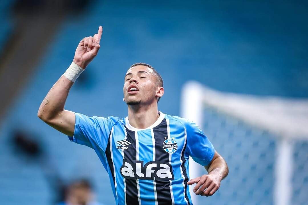 Alysson Edward fala à Rádio Grenal sobre estreia no Grêmio, pressão da base e referências no futebol