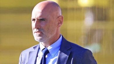 Rangers se aproximando de Muscat enquanto o técnico procura nos estágios finais