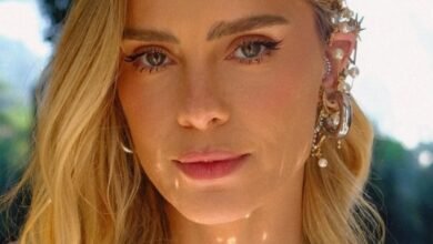 Musa de Vale Tudo, Carolina Dieckmmann mostra barriga trincada em cliques de biquíni
