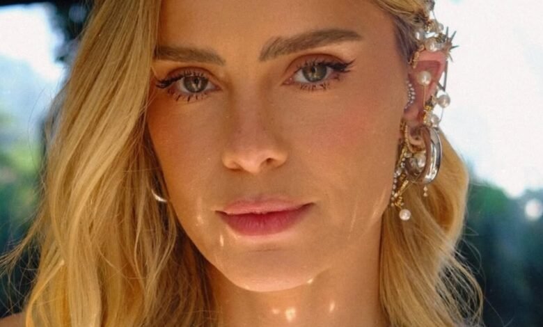 Musa de Vale Tudo, Carolina Dieckmmann mostra barriga trincada em cliques de biquíni
