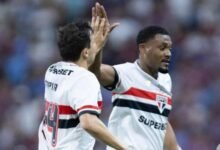 Tapia e Sabino comemoram gol do São Paulo sobre o Fortaleza em duelo do Brasileirão