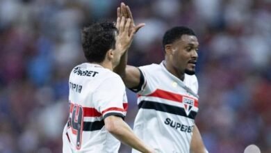 Tapia e Sabino comemoram gol do São Paulo sobre o Fortaleza em duelo do Brasileirão