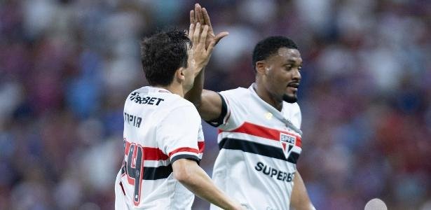 Tapia e Sabino comemoram gol do São Paulo sobre o Fortaleza em duelo do Brasileirão