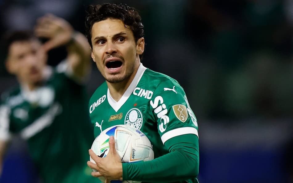 Raphael Veiga agradece o apoio da torcida após vitória histórica do Palmeiras na Libertadores e nega rumores de saída do clube.