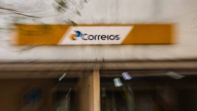 Placa amarela com o logotipo e o nome