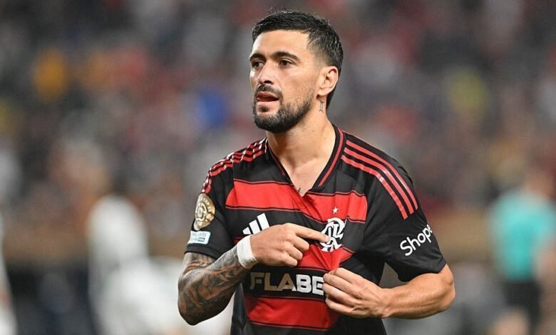 Ex-companheiro que virou 'irmão' de Arrascaeta diz por que meia abriu mão de jogar no exterior: 'Flamengo é um time europeu'