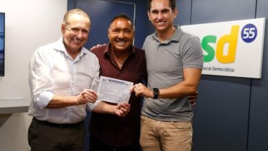 Tiririca, ao centro, ao lado de Domingos Filho e Domingos Neto, em sua fiiliação ao PSD-CE