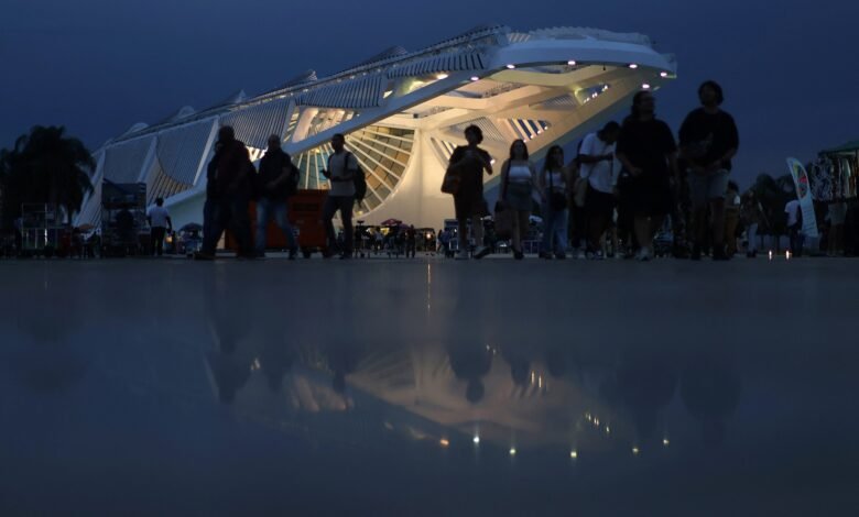 Ritmo de contração do setor de serviços no Brasil é mais fraco em outubro, mostra PMI