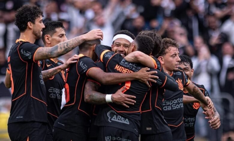 Corinthians e São Paulo melhoram as suas chances de classificação para a Libertadores, enquanto Vasco e Fluminense enfrentam dificuldades no Campeonato Brasileiro.