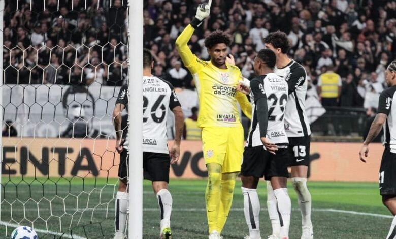 Hugo Souza destacando-se em seu jogo de retorno ao Corinthians, com esperanças de ser chamado novamente para a Seleção Brasileira