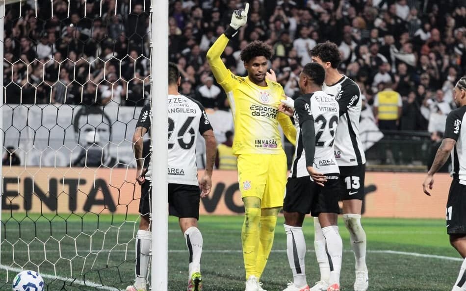 Hugo Souza destacando-se em seu jogo de retorno ao Corinthians, com esperanças de ser chamado novamente para a Seleção Brasileira