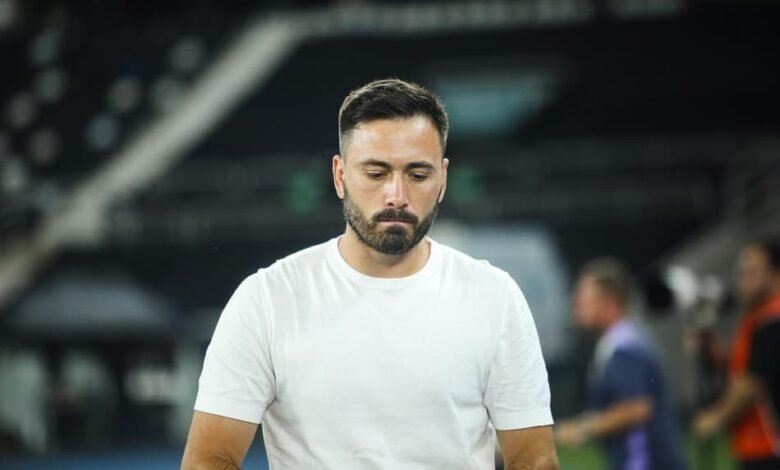 Jogadores do Botafogo se preparam para enfrentar o Corinthians em partida do Brasileirão, mesmo com desfalques de jogadores-chave.