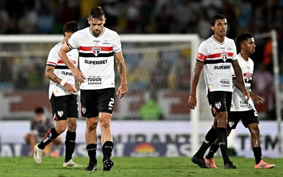 Jogadores do São Paulo sofrem com aumento de lesões em 2025, gerando preocupação entre torcedores e afetando o desempenho do time.