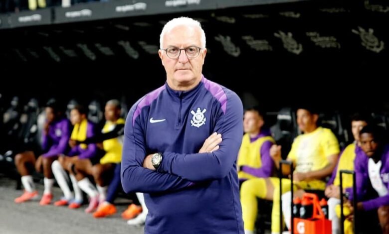 Dorival Júnior, técnico do Corinthians, concentra esforços na Copa do Brasil e desenvolve estratégias alternativas para o Campeonato Brasileiro.