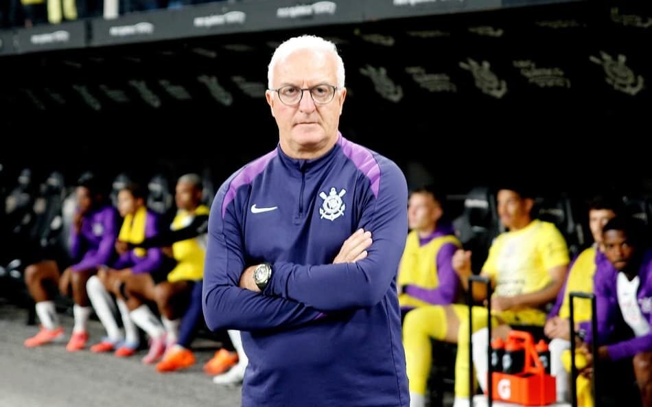 Dorival Júnior, técnico do Corinthians, concentra esforços na Copa do Brasil e desenvolve estratégias alternativas para o Campeonato Brasileiro.