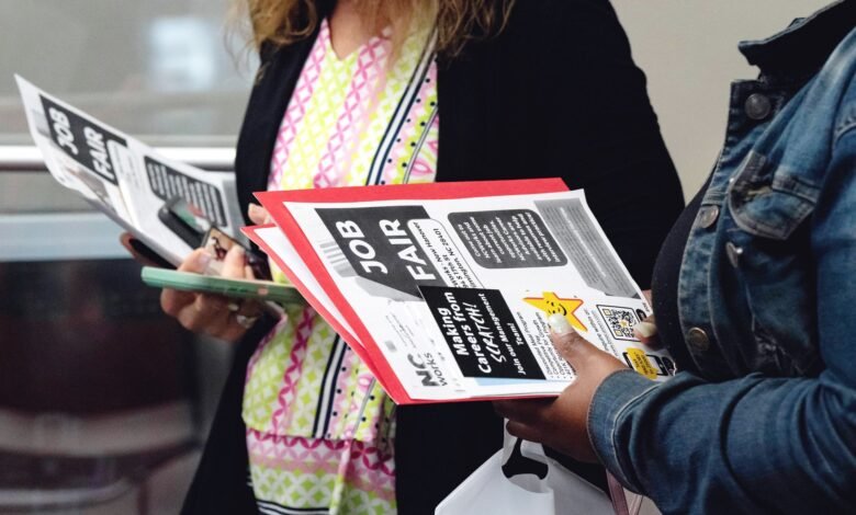 IA e cortes de custos levam às maiores demissões em outubro nos EUA desde 2003