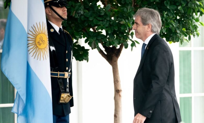 Caputo orienta banqueiros argentinos a aumentarem suas reservas e recomprarem títulos