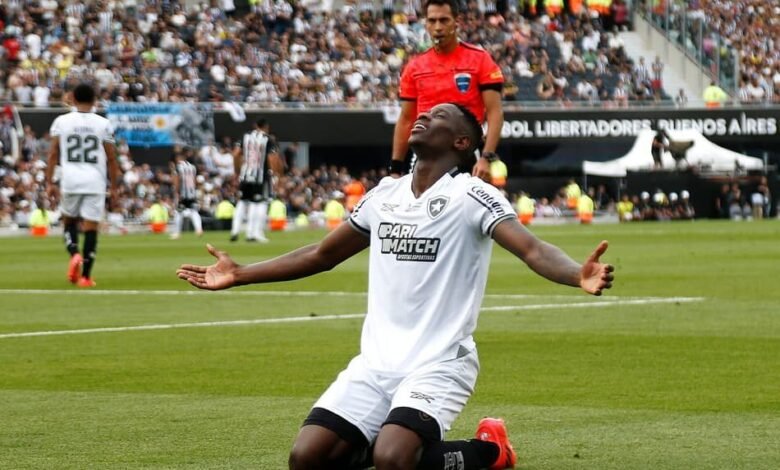 Imagem celebrando um ano da conquista histórica do Botafogo na Libertadores, destacando a saudade do jogador Luiz Henrique.