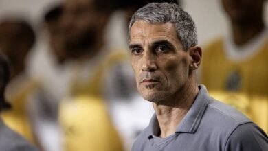 Juan Pablo Vojvoda, técnico do Fortaleza, se prepara para confronto decisivo contra o Santos na Série A do Campeonato Brasileiro, marcando seu reencontro com a equipe cearense.