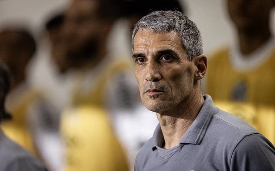 Juan Pablo Vojvoda, técnico do Fortaleza, se prepara para confronto decisivo contra o Santos na Série A do Campeonato Brasileiro, marcando seu reencontro com a equipe cearense.