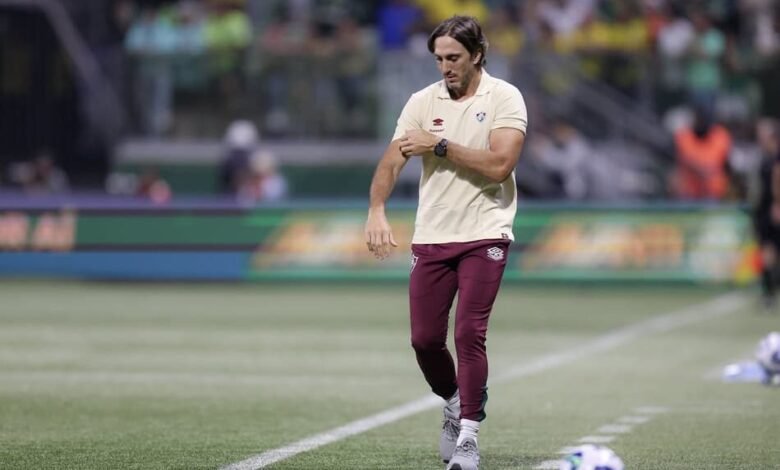 Jogadores do Fluminense treinando para a partida decisiva contra o São Paulo na busca pela vaga na Libertadores.
