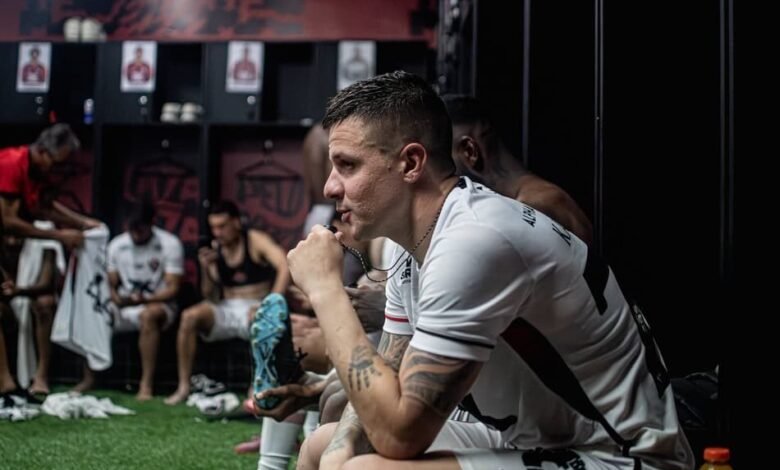 Time do Vitória comemora vitória importante que afasta equipe da zona de rebaixamento, destacando boa fase no Brasileirão.