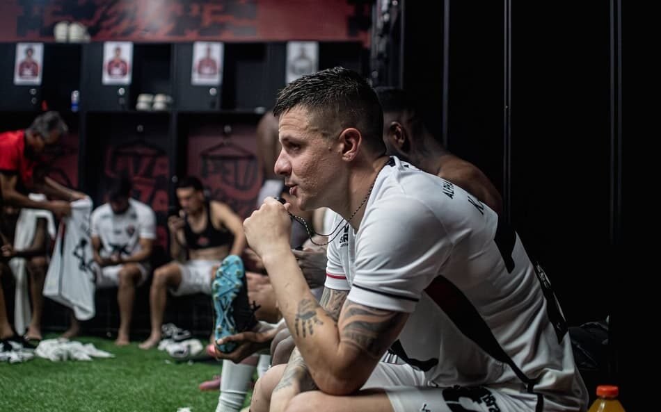 Time do Vitória comemora vitória importante que afasta equipe da zona de rebaixamento, destacando boa fase no Brasileirão.