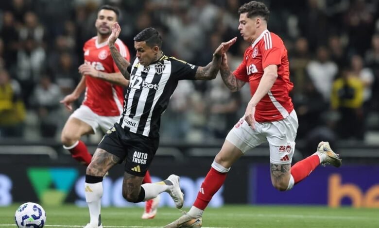 Jogo entre Atlético-MG e Internacional no Brasileirão em busca de estabilidade, com jogadores em ação em um campo de futebol.