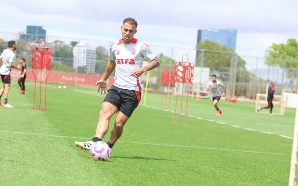 Jogo entre Internacional e Atlético-MG com Alan Patrick liderando o ataque do Inter, partida decisiva do campeonato brasileiro.