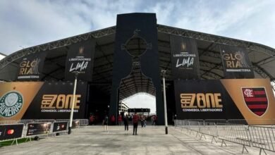 Torcedores do Palmeiras e Flamengo reunidos na Fan Zone em Lima para a final da Copa Libertadores 2023.