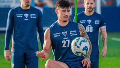 Fortaleza e Atlético-MG disputam partida decisiva pela Série A do Campeonato Brasileiro, destacando ação intensa no campo de futebol