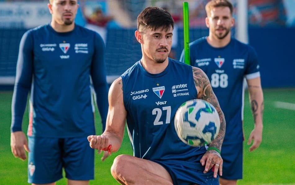 Fortaleza e Atlético-MG disputam partida decisiva pela Série A do Campeonato Brasileiro, destacando ação intensa no campo de futebol