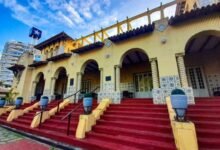 Imagem ilustrativa de uma decisão judicial que impede a venda de ativos pela SAF do Botafogo, destacando o logotipo do Botafogo e um martelo de juiz.