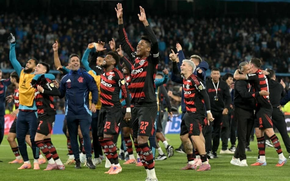 Flamengo na Libertadores 2025: análise dos desafios enfrentados e triunfos alcançados até a final da competição sul-americana.