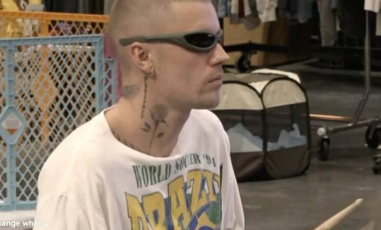 Justin Bieber assiste a programa brasileiro ao lado dos amigos