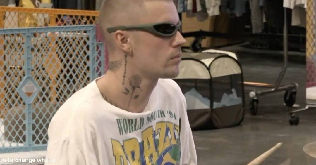 Justin Bieber assiste a programa brasileiro ao lado dos amigos