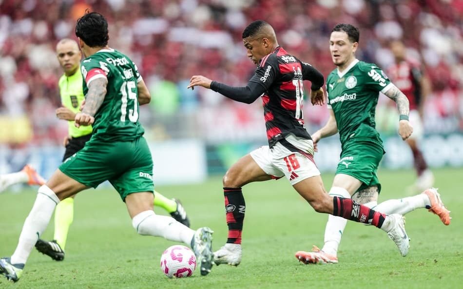 Palmeiras e Flamengo destacam-se como times brasileiros de destaque na Copa Libertadores, atraindo atenção na Europa pela sua supremacia no torneio.