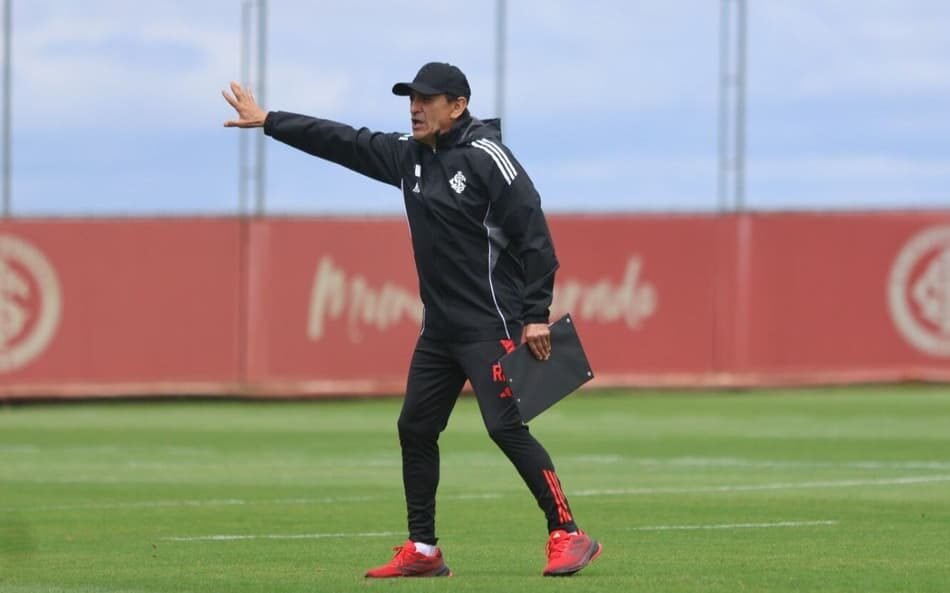 Desempenho dos técnicos Díaz no Internacional decepciona, resultados abaixo das expectativas na temporada.