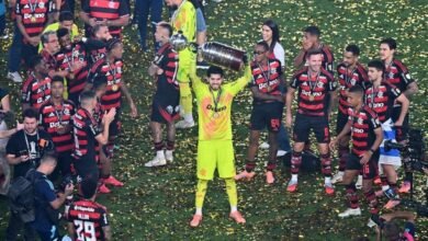 Agustín Rossi é celebrado como o herói do Flamengo na emocionante conquista da Libertadores, cativando 40 milhões de torcedores com sua performance extraordinária.