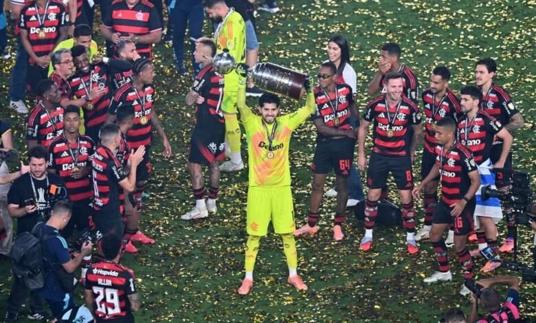 Agustín Rossi é celebrado como o herói do Flamengo na emocionante conquista da Libertadores, cativando 40 milhões de torcedores com sua performance extraordinária.
