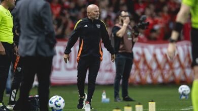 Árbitro detalha razão para expulsão do técnico Jorge Sampaoli durante partida entre Flamengo e Internacional.